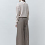 Vue de dos du pantalon large taupe SUNCOO FEMME John montrant la taille élastiquée