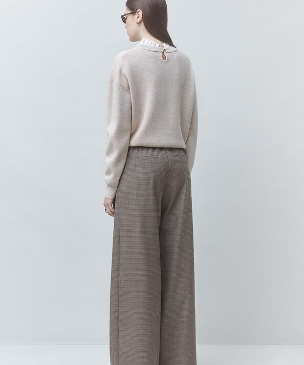Vue de dos du pantalon large taupe SUNCOO FEMME John montrant la taille élastiquée
