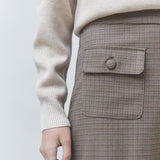 Zoom sur le motif pied-de-poule taupe et la poche à rabat boutonnée du pantalon SUNCOO FEMME John