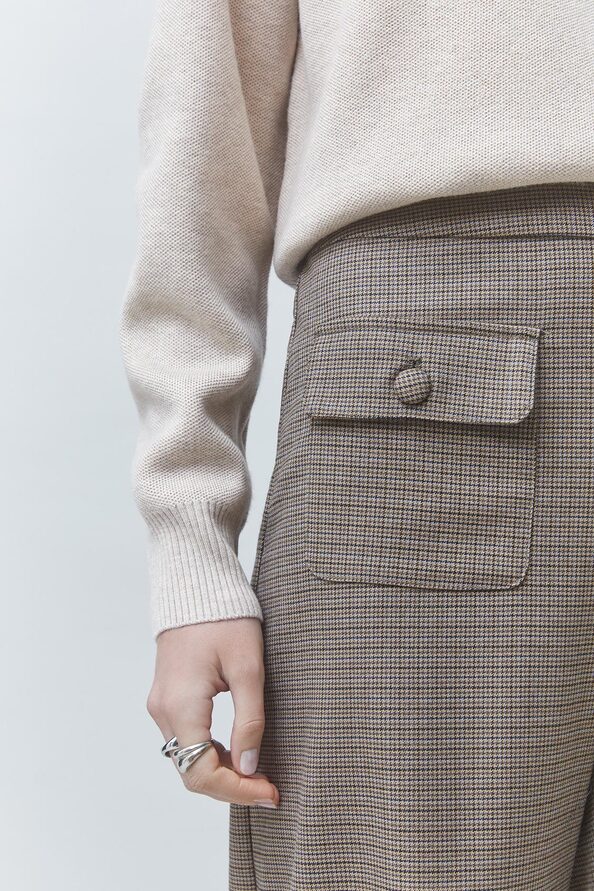 Zoom sur le motif pied-de-poule taupe et la poche à rabat boutonnée du pantalon SUNCOO FEMME John