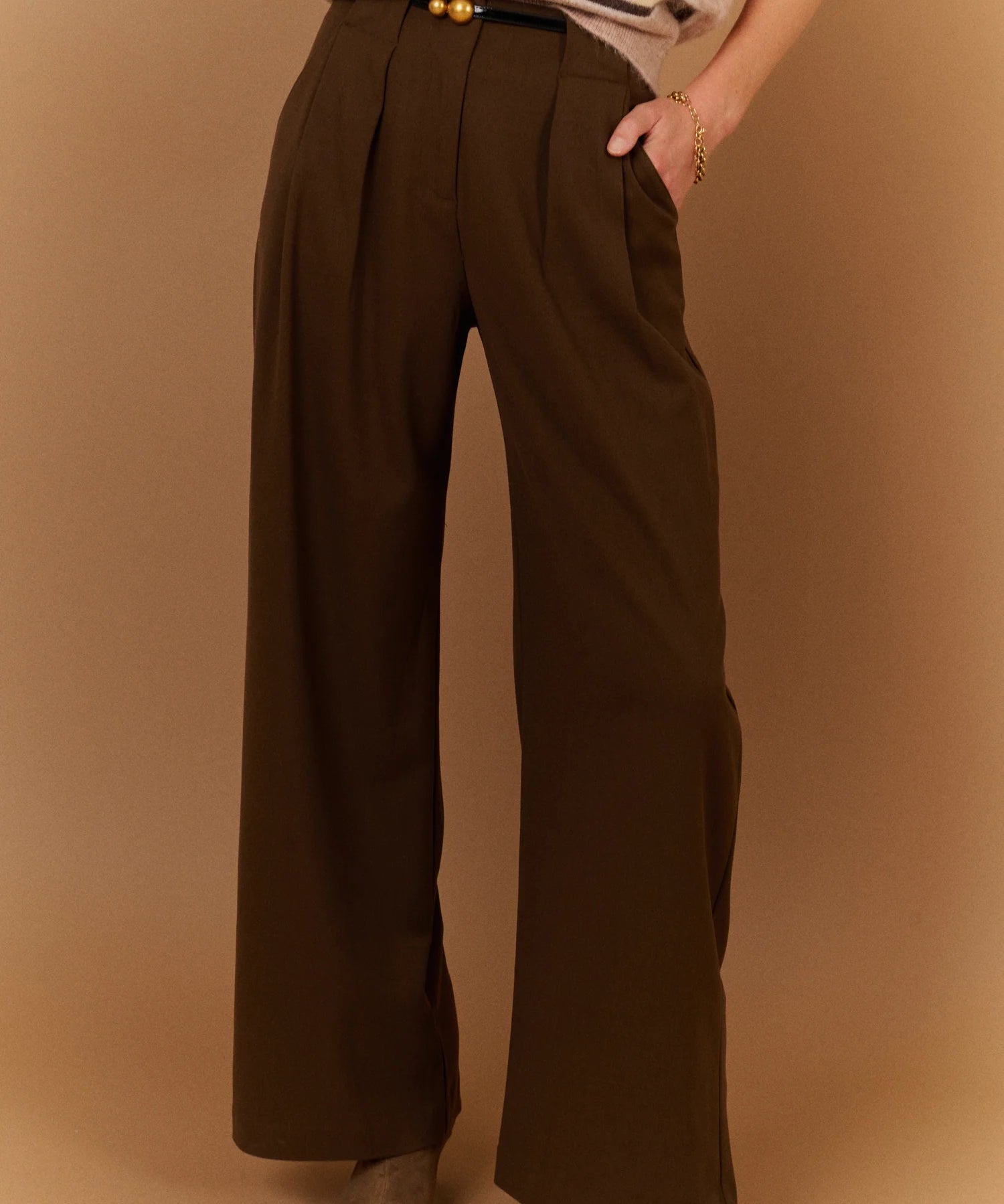 Pantalon large gris carbone SUNCOO Jovial porté de face avec une ceinture fine noire et un pull en maille rayé