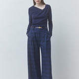 Pantalon large à carreaux bleu nuit SUNCOO FEMME July porté de face avec un top asymétrique bleu