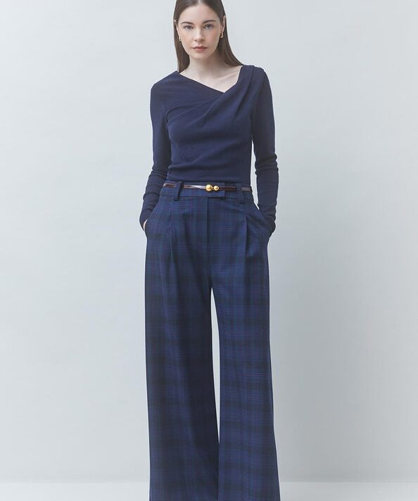 Pantalon large à carreaux bleu nuit SUNCOO FEMME July porté de face avec un top asymétrique bleu