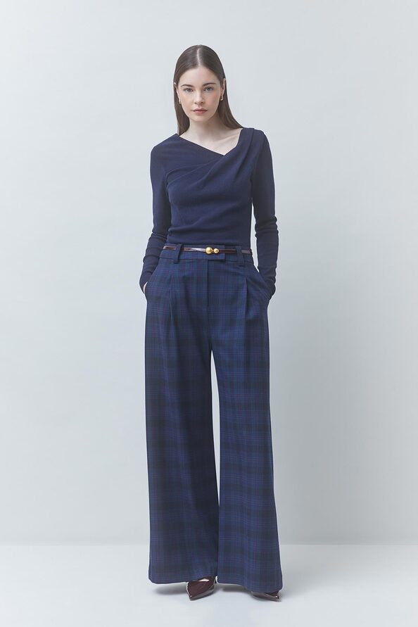 Pantalon large à carreaux bleu nuit SUNCOO FEMME July porté de face avec un top asymétrique bleu