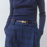 Zoom sur la ceinture à passants et le motif carreaux bleu nuit du pantalon SUNCOO FEMME July