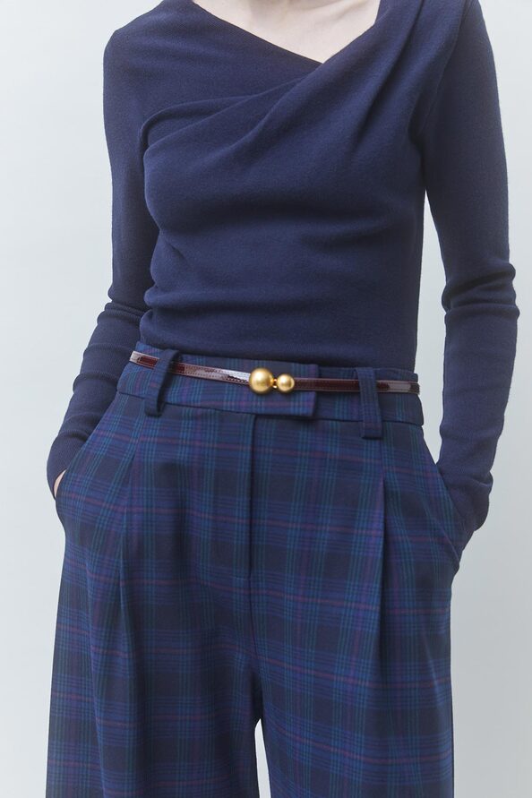 Zoom sur la ceinture à passants et le motif carreaux bleu nuit du pantalon SUNCOO FEMME July