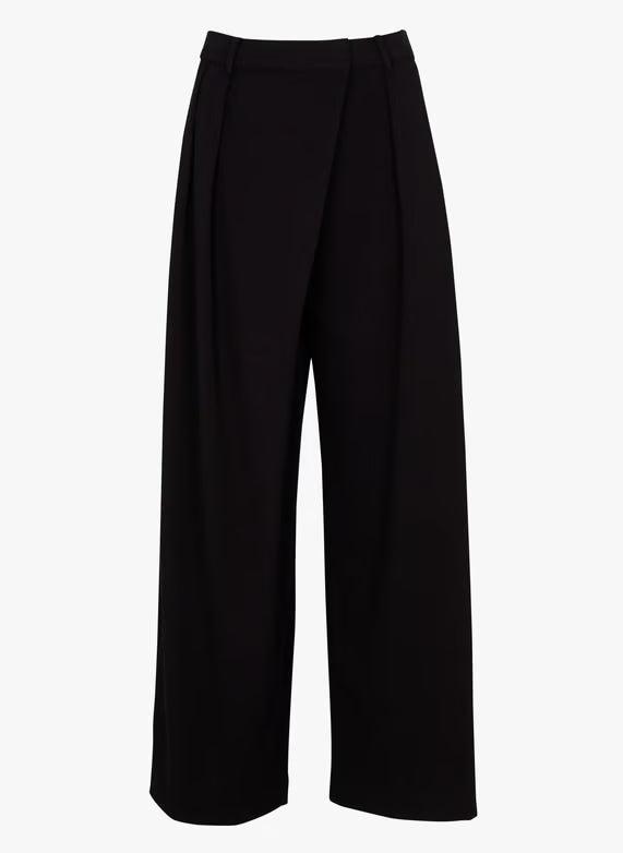 Visuel à plat du pantalon large noir SUNCOO FEMME Jupiter montrant le détail drapé portefeuille sur l'avant