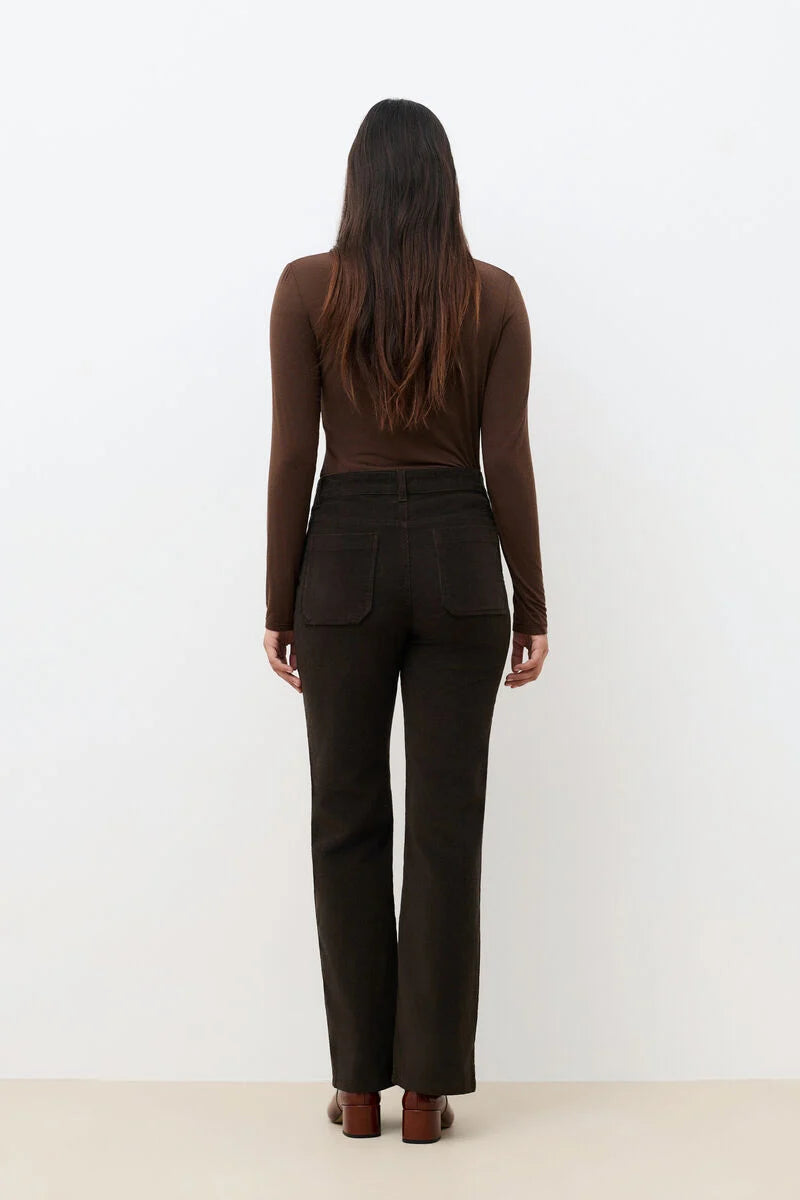Vue de dos du pantalon en velours marron foncé CAROLL Pelley montrant la taille haute et les poches arrières