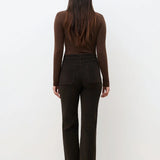 Vue de dos du pantalon en velours marron foncé CAROLL Pelley montrant la taille haute et les poches arrières