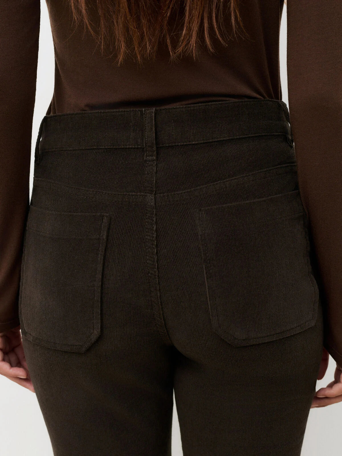 Zoom sur les poches plaquées dos et le relief du velours côtelé marron foncé du pantalon CAROLL Pelley