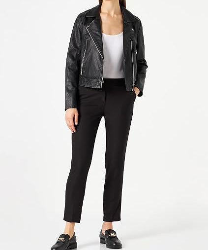 Pantalon city droit 7/8ème noir MORGAN Plime porté de face avec un perfecto en cuir et mocassins