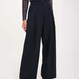 Zoom sur la taille haute et le détail des grands plis drapés du pantalon marine MORGAN Pwrap
