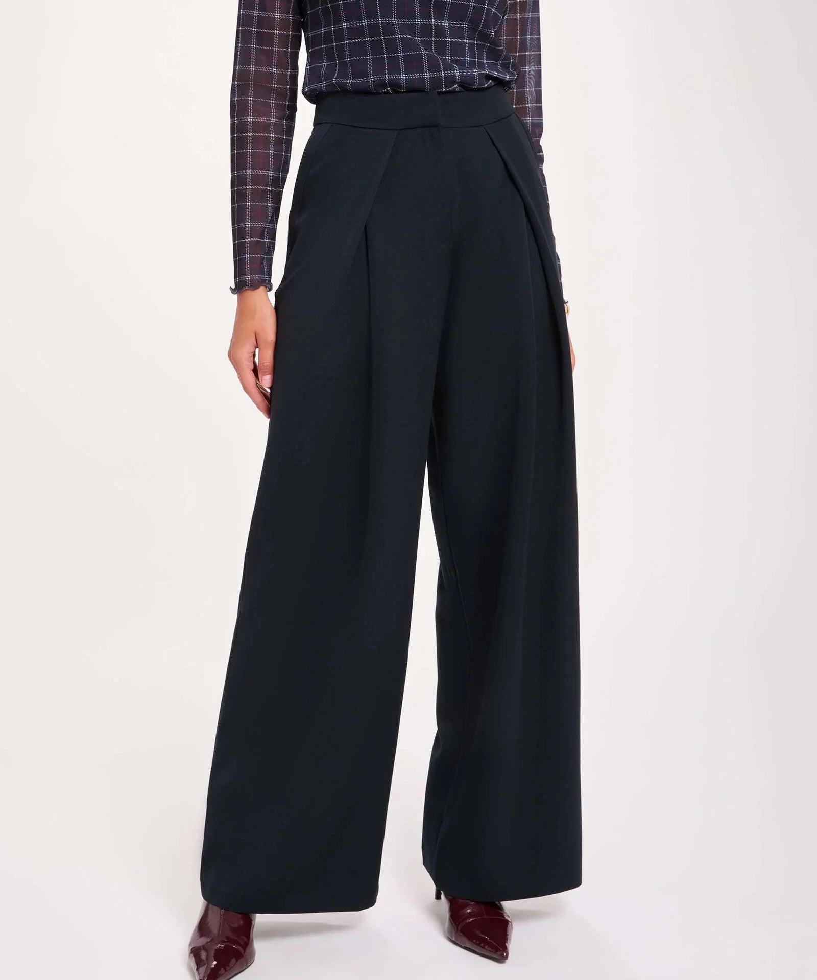Zoom sur la taille haute et le détail des grands plis drapés du pantalon marine MORGAN Pwrap