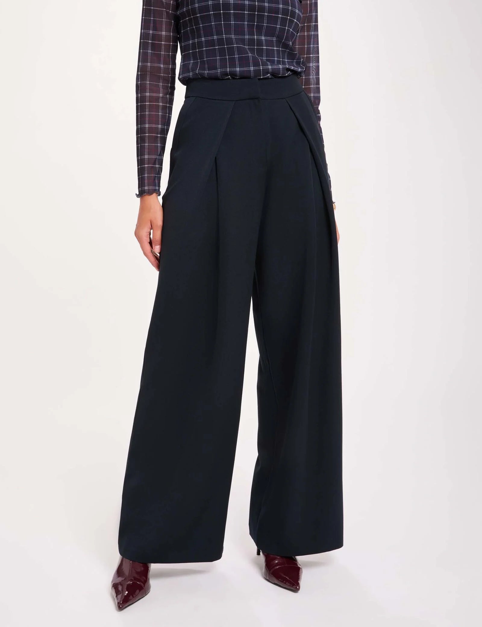 Zoom sur la taille haute et le détail des grands plis drapés du pantalon marine MORGAN Pwrap