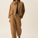 Pantalon cargo élégant en toile légère Ykaris - Ecorce camel - DES PETITS HAUTS