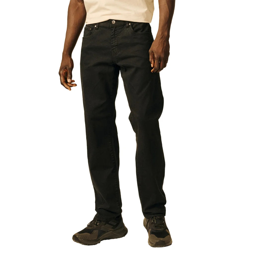 Pantalon chino noir à coupe regular SUN VALLEY HOMME Wolfin porté de face avec des baskets sombres et un t-shirt beige