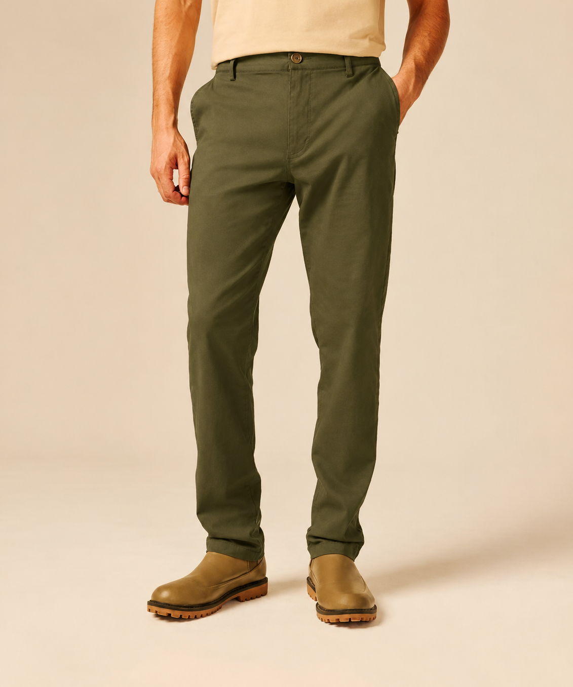 Pantalon chino kaki SUN VALLEY HOMME Wousta porté de face avec un t-shirt beige et des boots