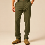 Pantalon chino kaki SUN VALLEY HOMME Wousta porté de face avec un t-shirt beige et des boots