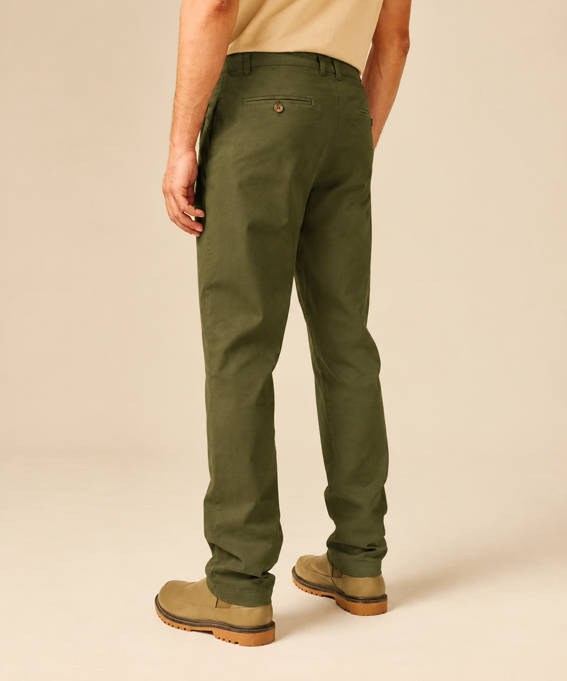 Vue de dos du pantalon chino kaki SUN VALLEY HOMME Wousta montrant la poche passepoilée boutonnée
