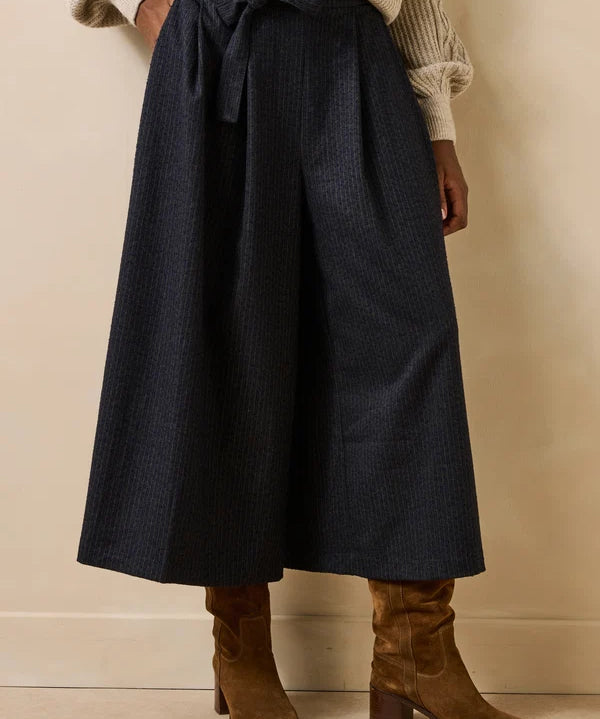 Gros plan sur la ceinture à nouer, les plis plats et la matière rayée mouchetée du pantalon jupe-culotte Dactus anthracite LA FÉE MARABOUTÉE