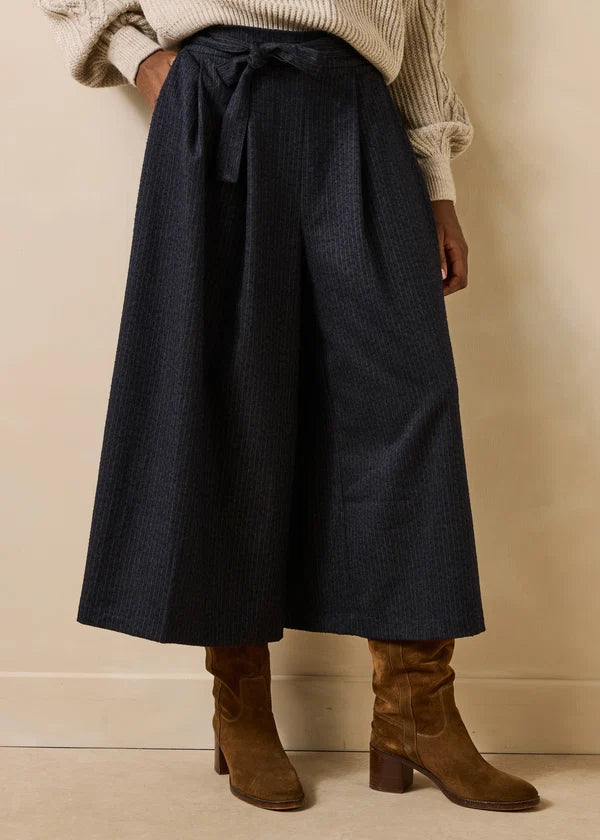 Gros plan sur la ceinture à nouer, les plis plats et la matière rayée mouchetée du pantalon jupe-culotte Dactus anthracite LA FÉE MARABOUTÉE