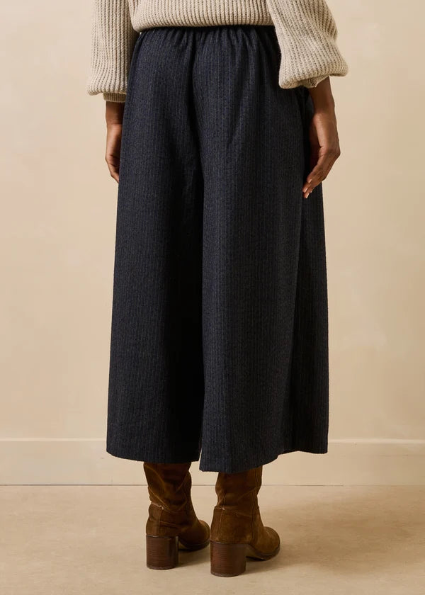 Vue de dos du pantalon jupe-culotte Dactus anthracite montrant la taille élastiquée et l'ampleur des jambes