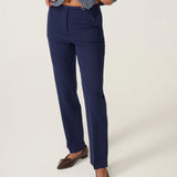 Plan moyen du pantalon tailleur droit Elliot bleu marine à rayures FABIENNE CHAPOT