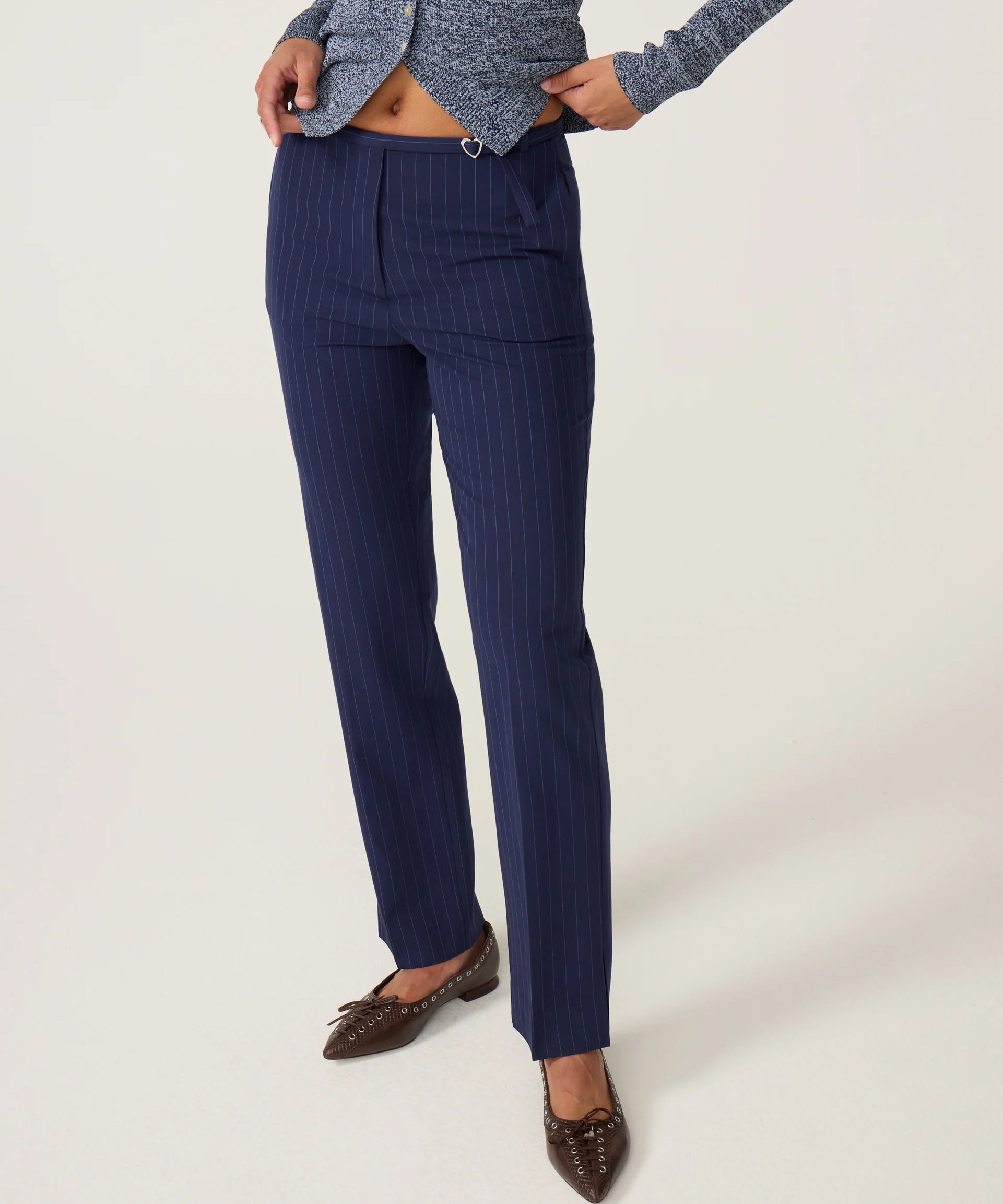 Plan moyen du pantalon tailleur droit Elliot bleu marine à rayures FABIENNE CHAPOT