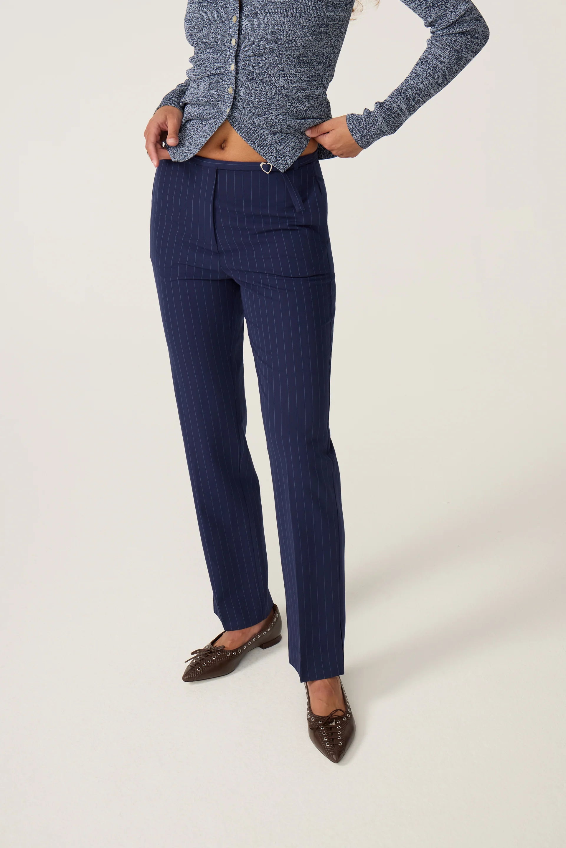 Plan moyen du pantalon tailleur droit Elliot bleu marine à rayures FABIENNE CHAPOT