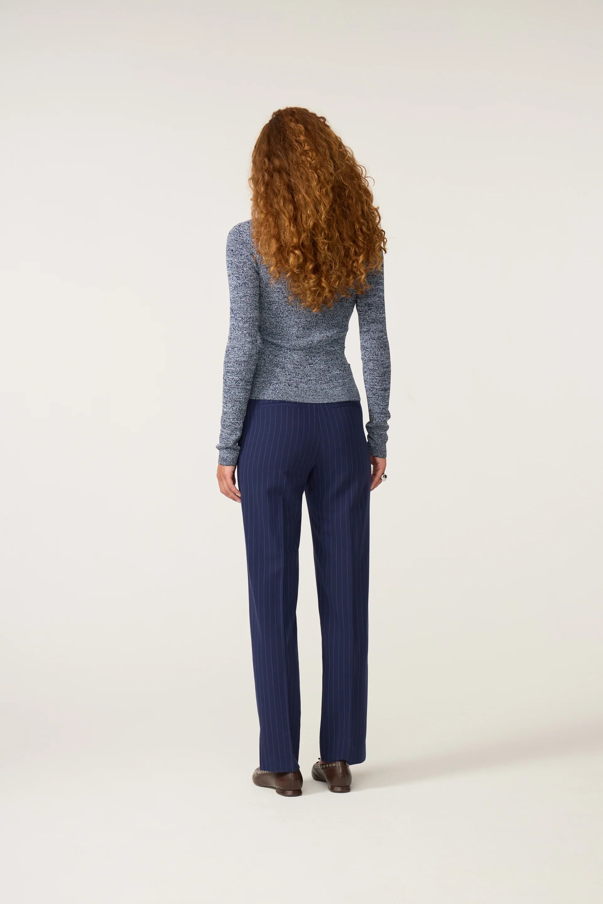 Vue de dos du pantalon tailleur bleu marine Elliot FABIENNE CHAPOT