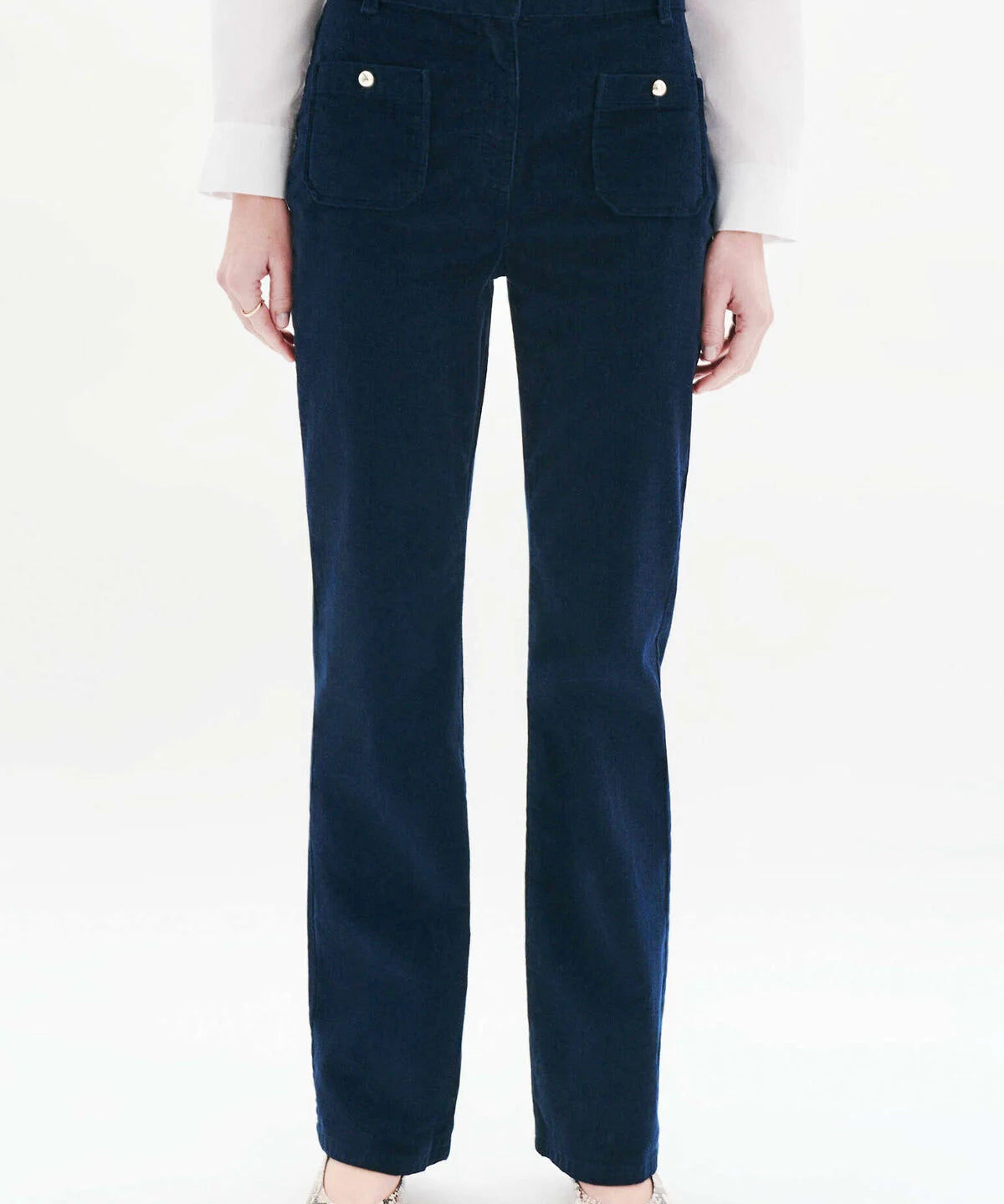 Pantalon bootcut en velours marine CAROLL Pelley avec poches plaquées et boutons dorés vue de face