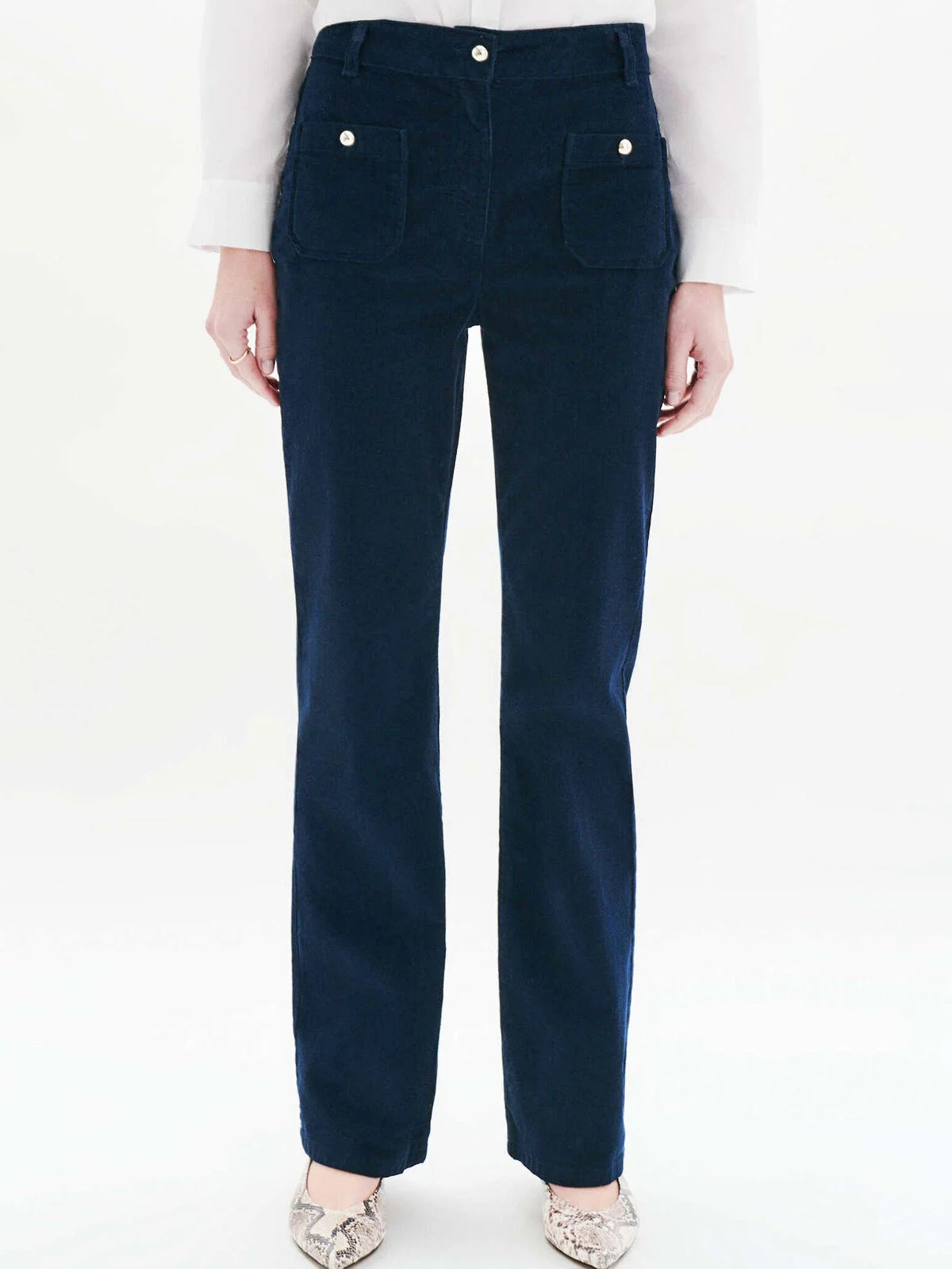 Pantalon bootcut en velours marine CAROLL Pelley avec poches plaquées et boutons dorés vue de face