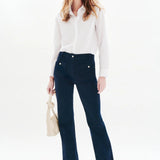 Vue de face du pantalon bootcut en velours marine CAROLL Pelley porté avec des escarpins