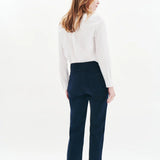 Vue de dos du pantalon en velours marine CAROLL Pelley montrant les poches plaquées