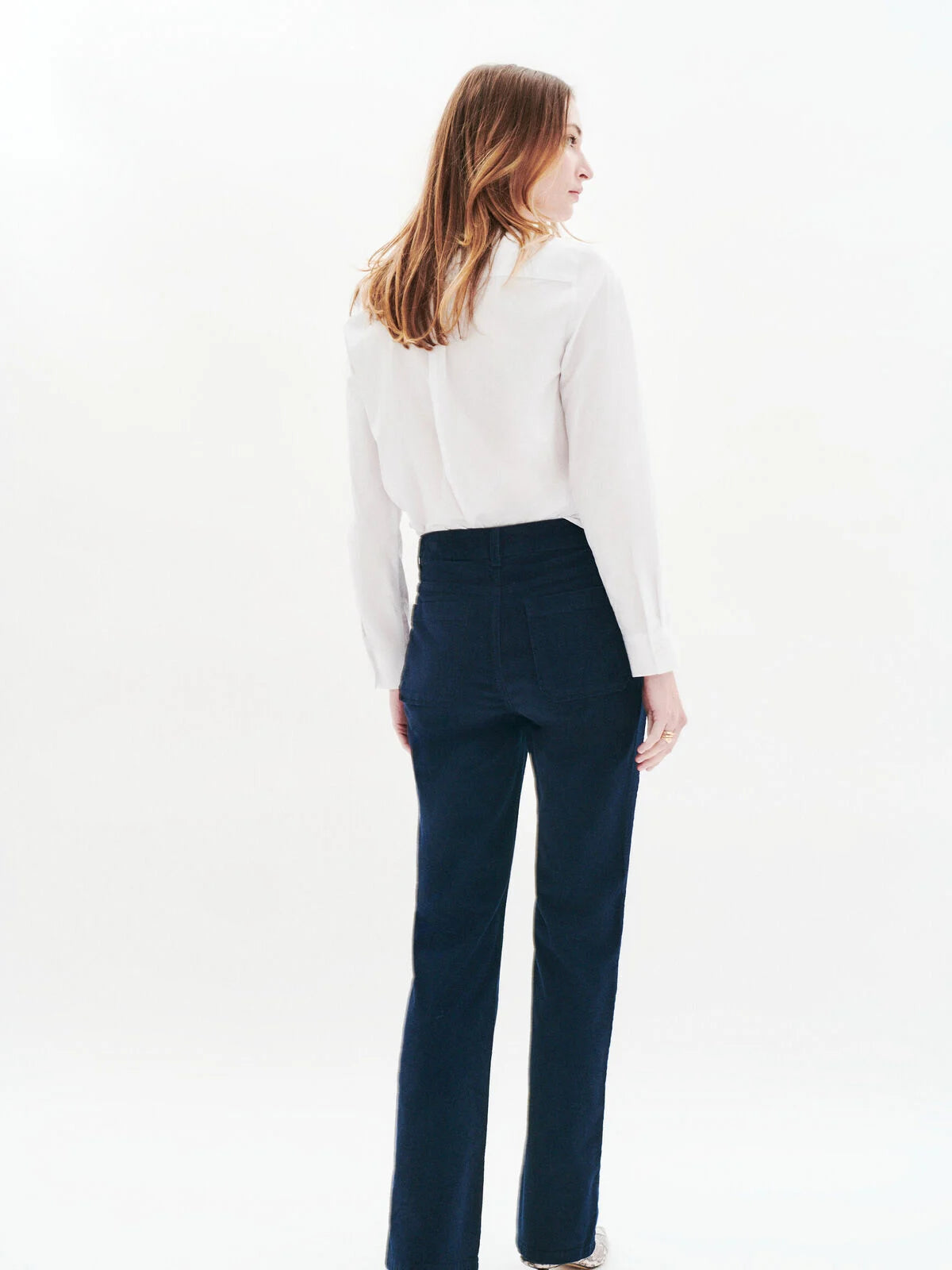 Vue de dos du pantalon en velours marine CAROLL Pelley montrant les poches plaquées