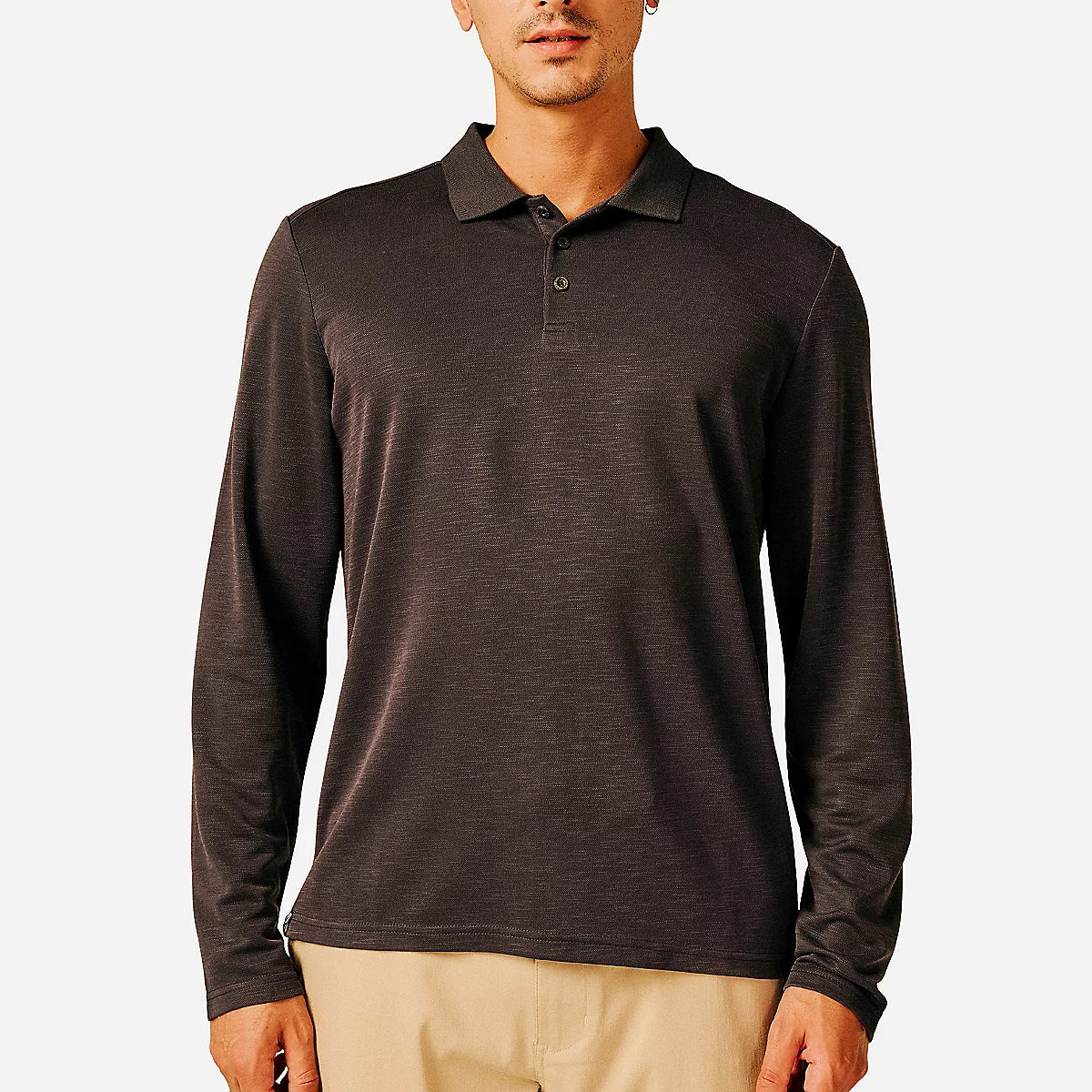 Polo à manches longues anthracite bleuté chiné SUN VALLEY HOMME Biadène porté de face avec un pantalon beige