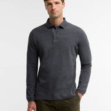 Mannequin portant le polo manches longues Essentiel gris ardoise BARBOUR HOMME avec un pantalon olive