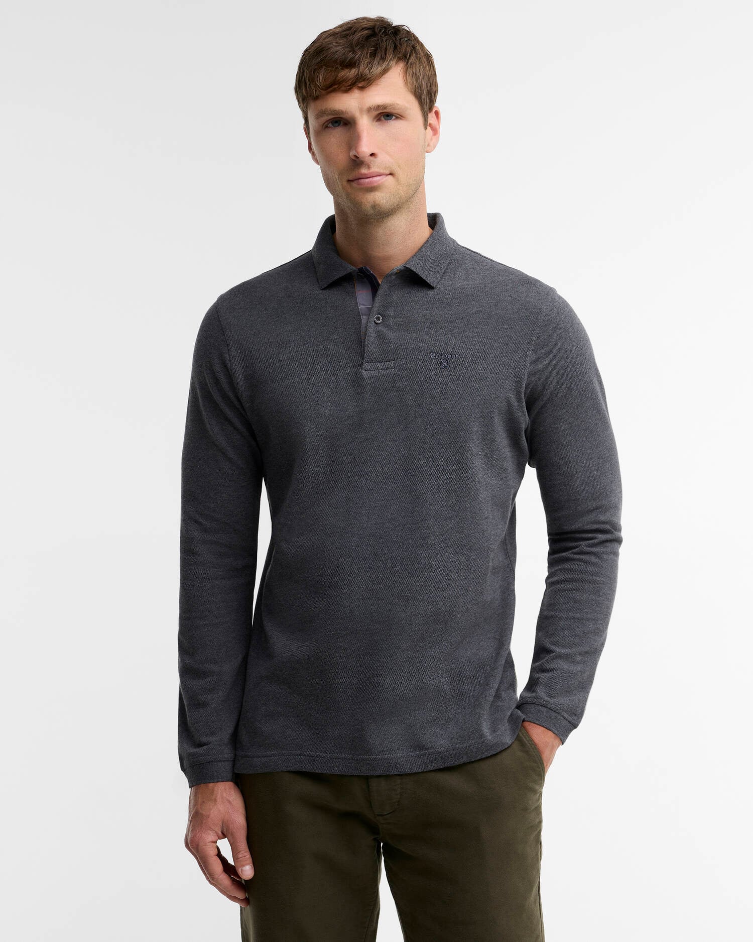 Mannequin portant le polo manches longues Essentiel gris ardoise BARBOUR HOMME avec un pantalon olive