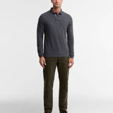 Look complet avec le polo gris ardoise Barbour, pantalon kaki et chaussures de ville en cuir