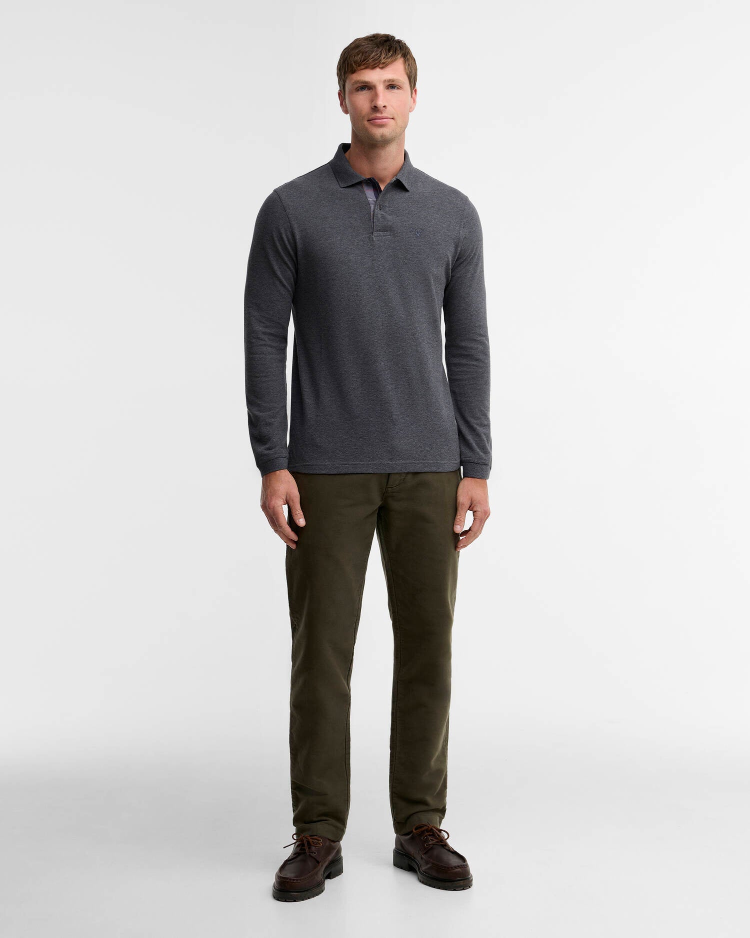 Look complet avec le polo gris ardoise Barbour, pantalon kaki et chaussures de ville en cuir