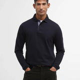 Mannequin portant le polo manches longues Essentiel noir BARBOUR HOMME avec patte de boutonnage tartan