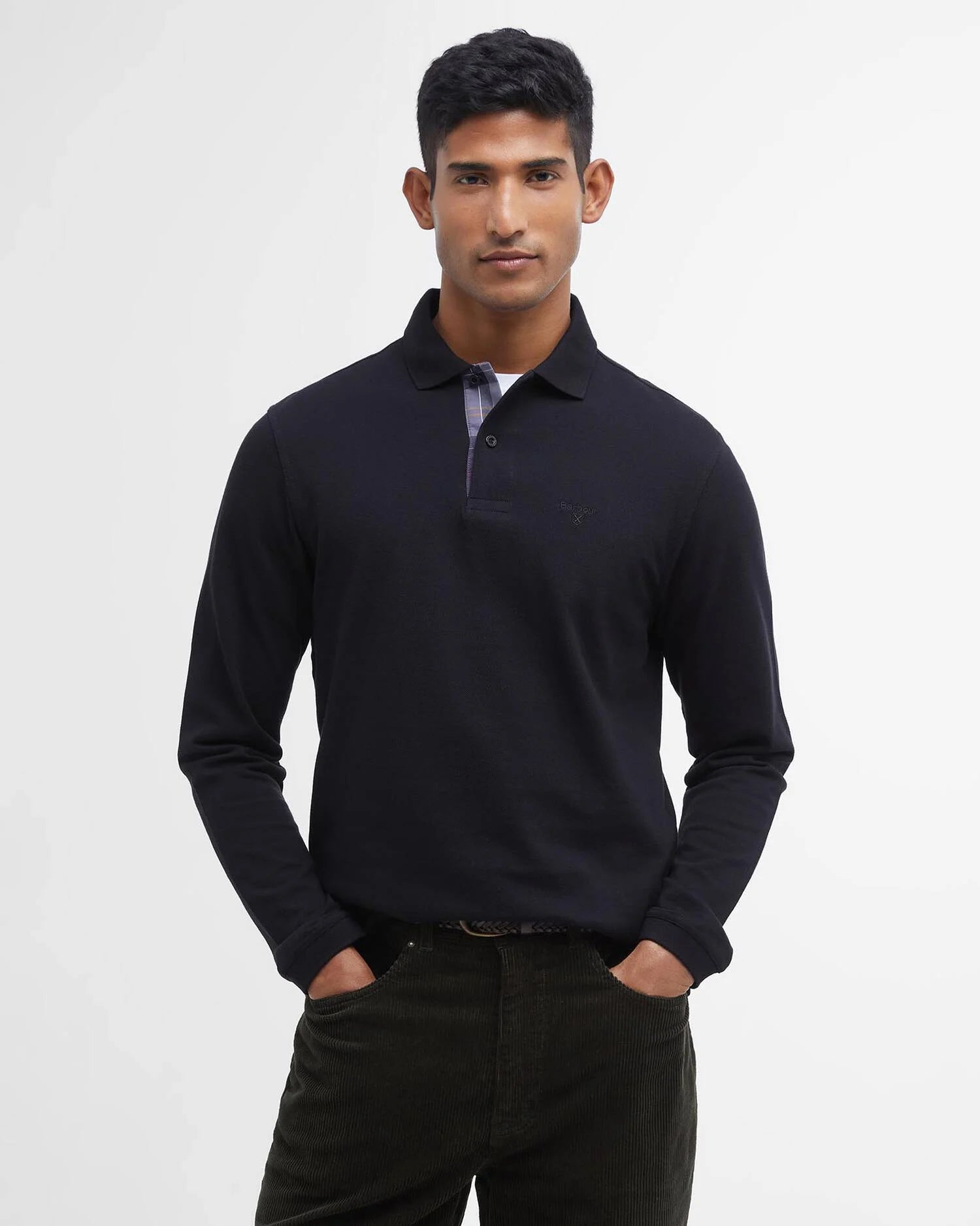 Mannequin portant le polo manches longues Essentiel noir BARBOUR HOMME avec patte de boutonnage tartan
