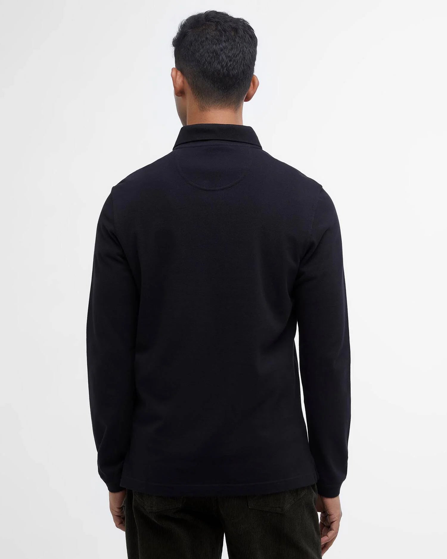 Vue de dos du polo manches longues Essentiel noir Barbour montrant sa coupe classique