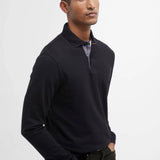 Portrait de trois-quarts du mannequin arborant le polo noir Barbour homme