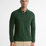 Mannequin portant le polo manches longues Essentiel vert foncé BARBOUR HOMME et un chino beige