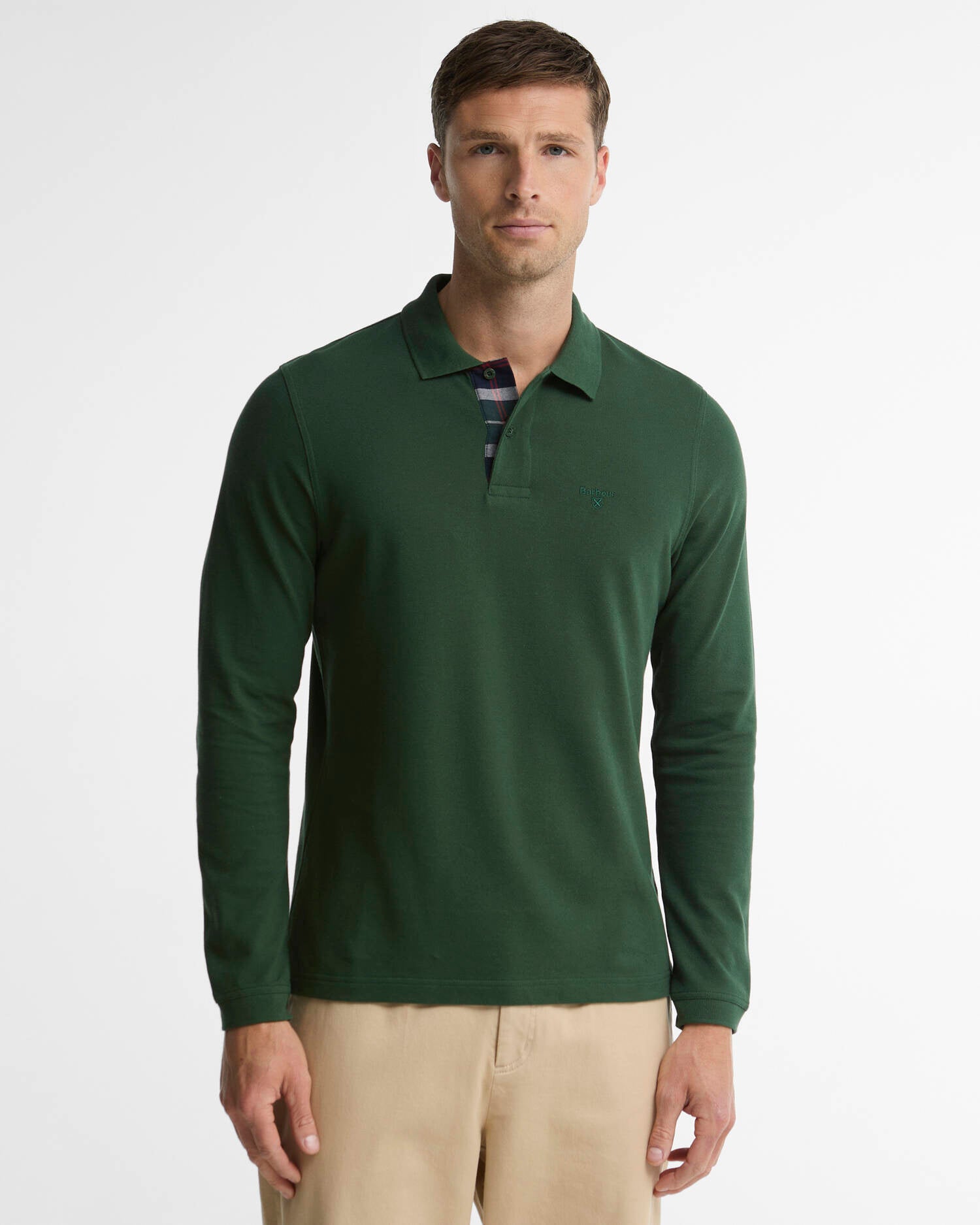 Mannequin portant le polo manches longues Essentiel vert foncé BARBOUR HOMME et un chino beige