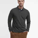 Mannequin portant le polo manches longues Essentiel vert forêt BARBOUR HOMME avec les mains dans les poches