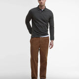 Vue d'ensemble du look mannequin avec polo vert forêt Barbour, pantalon en velours côtelé marron et chaussures en cuir