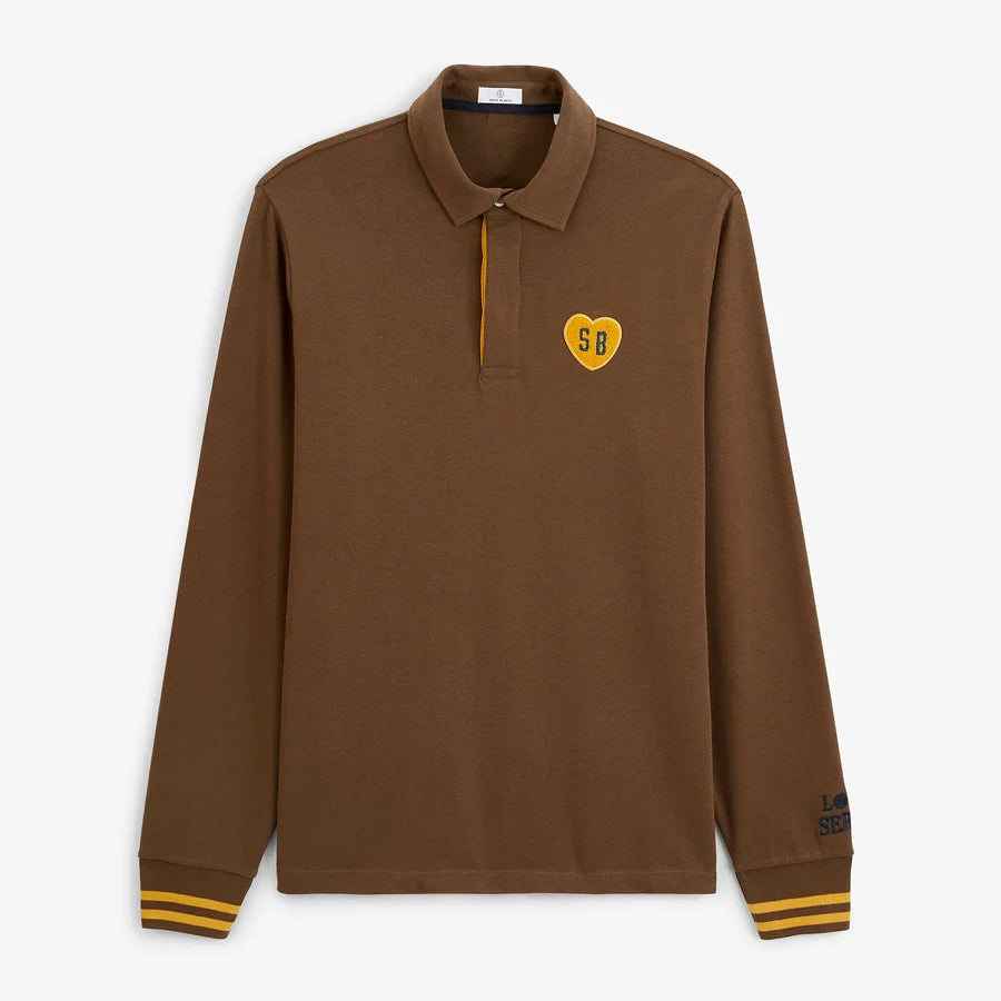 Visuel à plat de face du polo de rugby manches longues marron brownie SERGE BLANCO avec badge cœur jaune