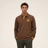 Visuel porté de face du polo de rugby marron brownie SERGE BLANCO sur un pantalon chino vert olive